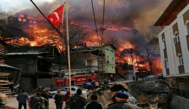 Artvin'de köyde yangın: 60 ev zarar gördü